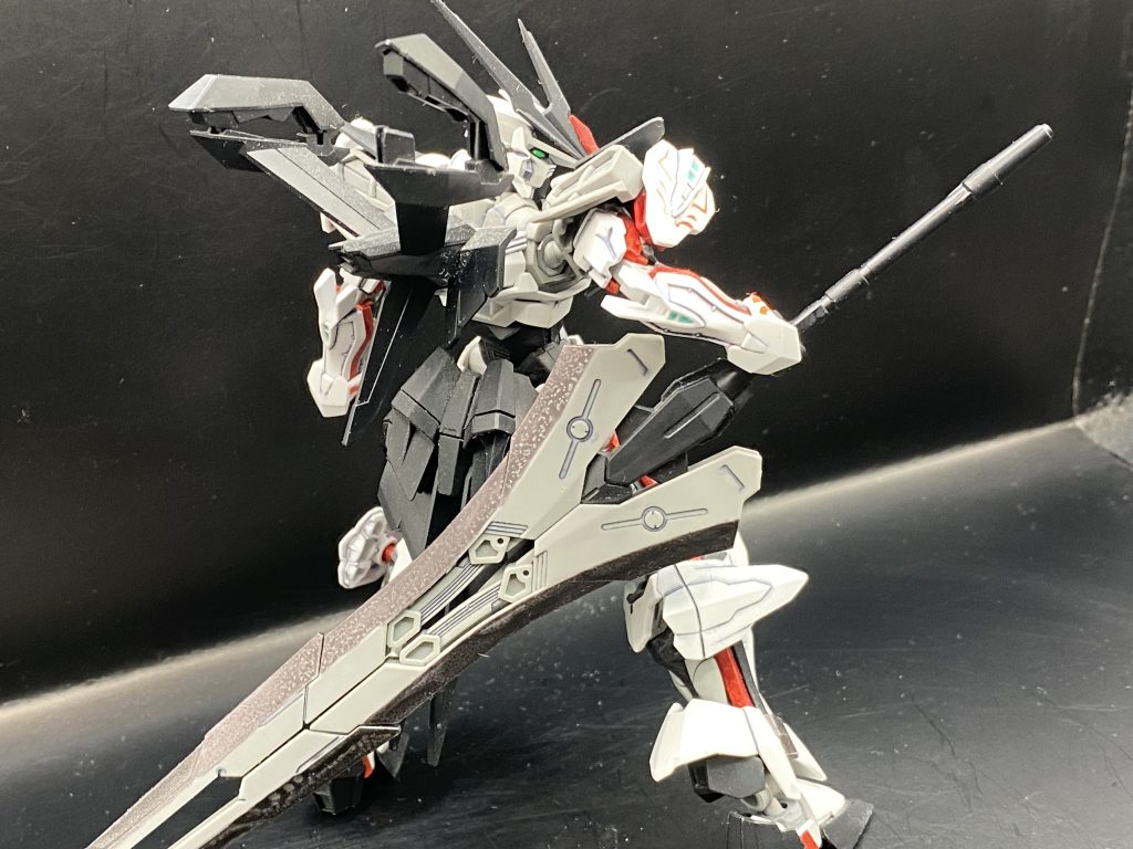 公式サイトのポージングで背面から振り返りながらロードロングソードを持ち上げる仕草が決まってます。