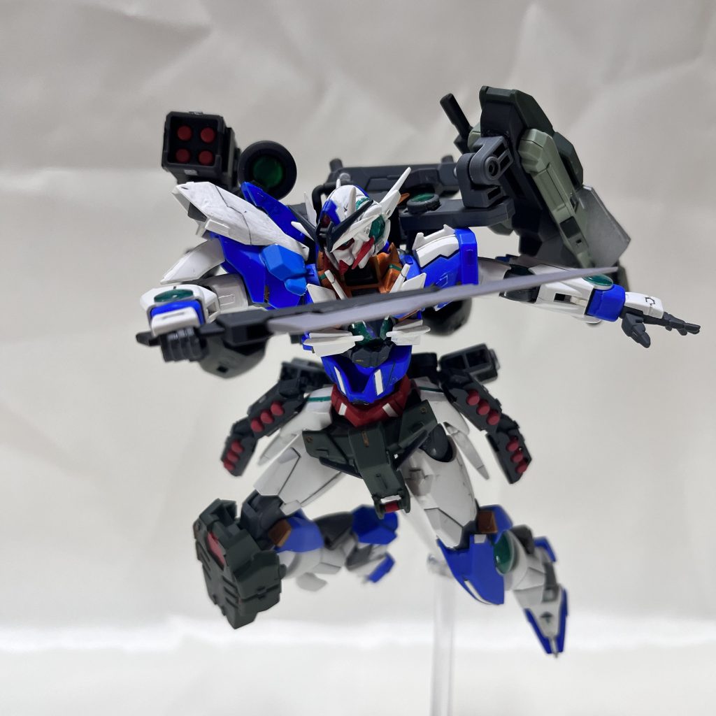 GNコンバットソードGNヘヴィシールドの両側に2本搭載された接近戦用のナイフ。パイロットは誰かさんと同じく投擲武器として使うのを好む。