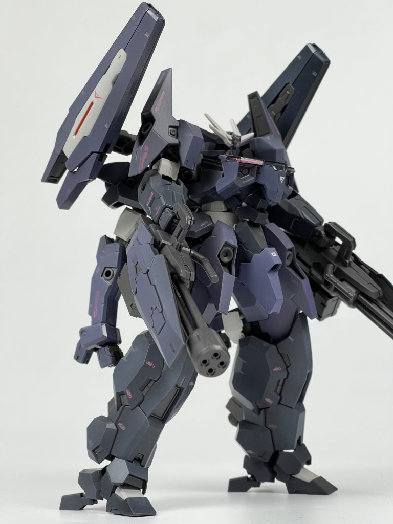 前述のとおり素直に外装をミキシングできない構造なのでわりかし全身手術なところがありまして、脚もフレームごとツギハギ延長されているので大張スーパーロボットのようなスタイルに。イメージソースとしてはサイコガンダムやグレイズアインのような