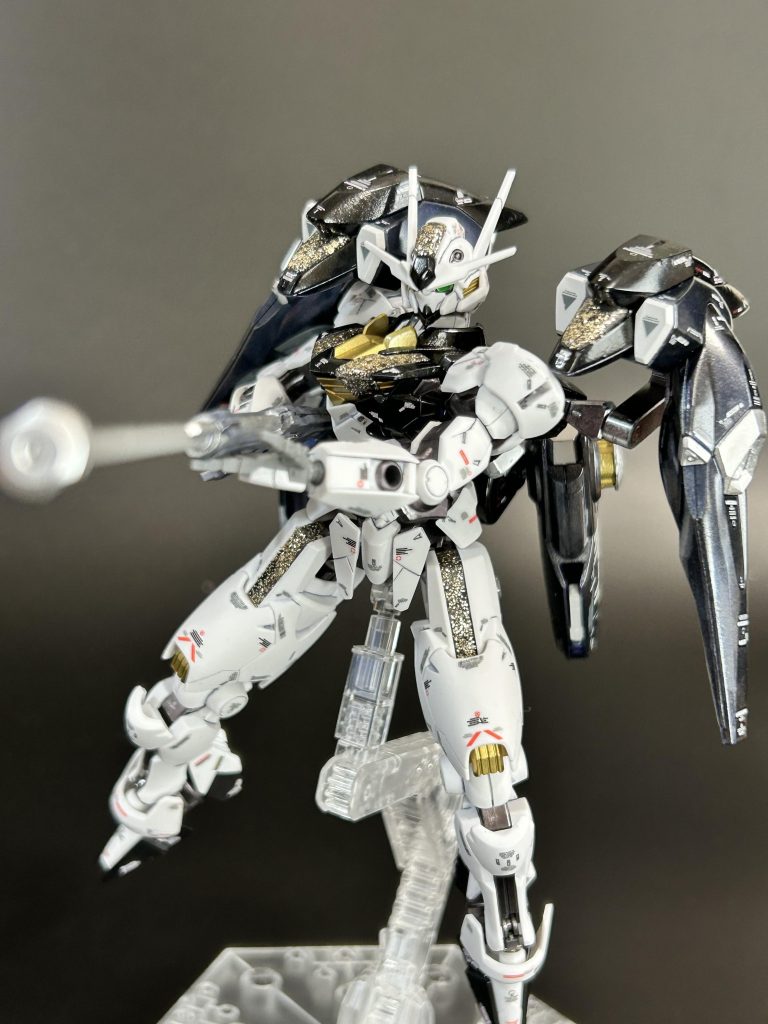 ファラクトのように長距離射撃がメインになりつつも、ガンビットも当然武装しているのでオールレンジ攻撃、ビームサーベルでの近接戦闘も可能なオールマイティな機体です。