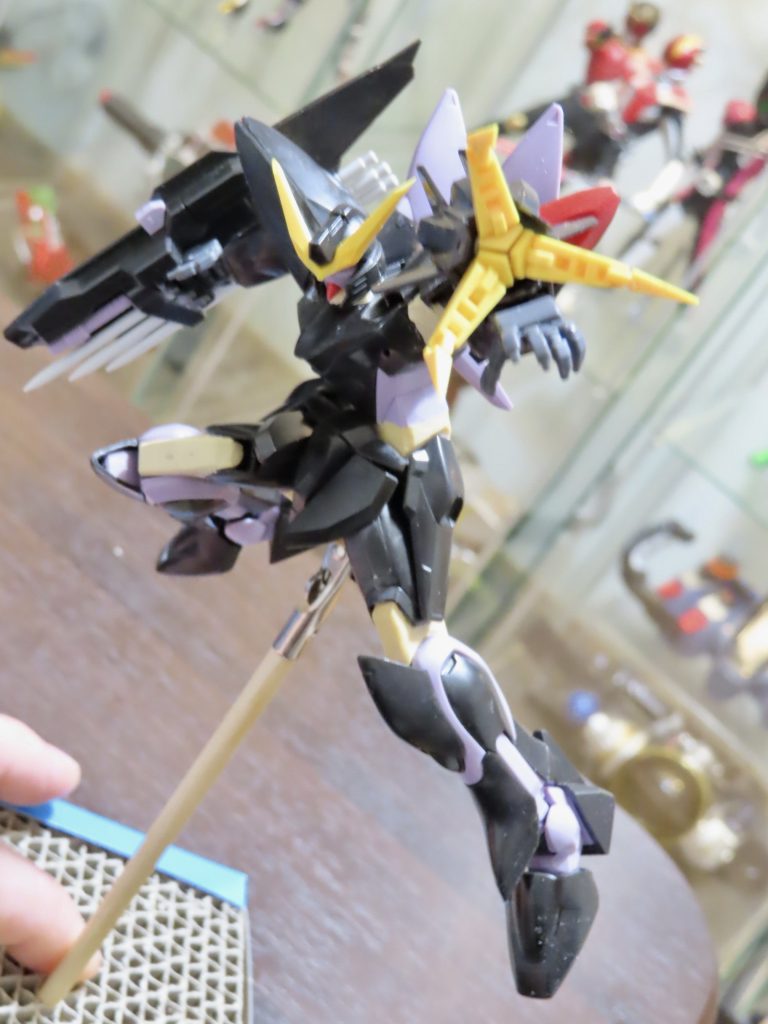 エポパテを削り込んで整形。首を前に出し猫背にしたことで凶暴そうなポーズに近づきました。サイドスカートは太ももの動きに追従させるのが好みです。