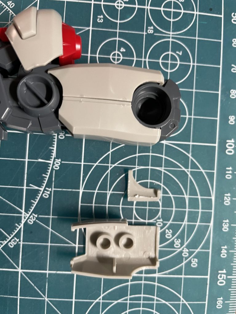 某雑誌である◯Jの2022年2月号に紹介された記事を参考に、接地性の悪い脚部の改修写真は、脚部をハの字に開くため、大腿部付け根後方の干渉するパーツの一部を切り欠いているの図また、改修途中、ボールジョイントのパーツ保持力が弱いことに気付きまして、ちょっと焦りましたが、股関節軸にステンレス丸棒を軸として挟み込んでみたら、程よくボール部が膨らみ、結果的に保持力UPよかったよかった笑