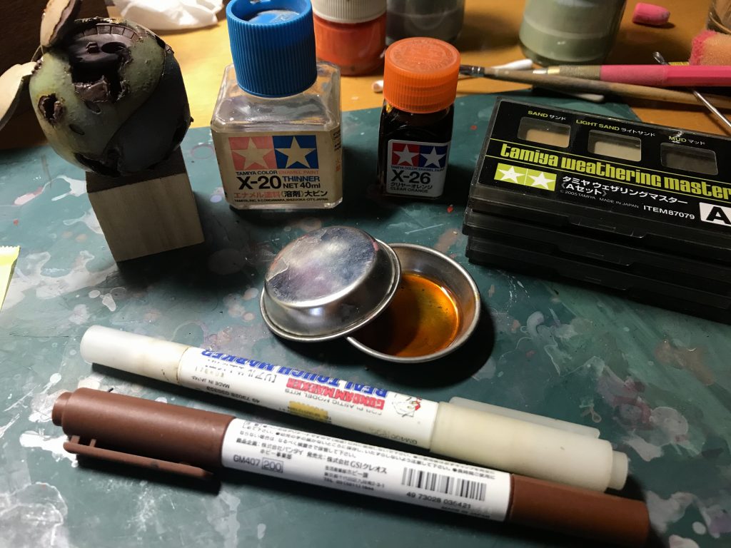 　一度艶消しでコーティング。そしたらリアルタッチマーカーで雨垂れやシミを書き込んだり、エナメル クリアオレンジで油溜まりを表現してみたり、ウェザリングマスターで陰影をつけたり、スポンジチッピングで汚れを足してみたり、好き勝手やります。もう一度艶消しして、上からウェザリングマスターでちょっと粉っぽさを復活させて完成！
