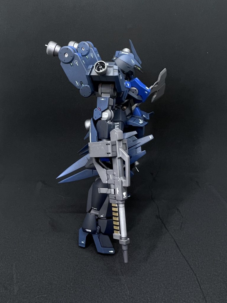 付属の武器もそれっぽく色分けして機体カラーも単調にならないように胸部、腕部の一部を本体カラーとは違うカラーに塗装してます。