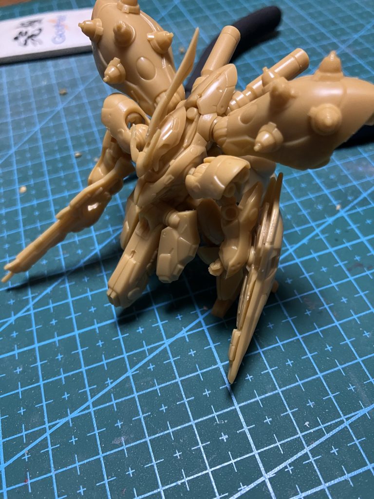 初アーティファクトの素組です。なんでこの成形色で、しかもABS!もう最初からグレーとかだと楽なんじゃ?