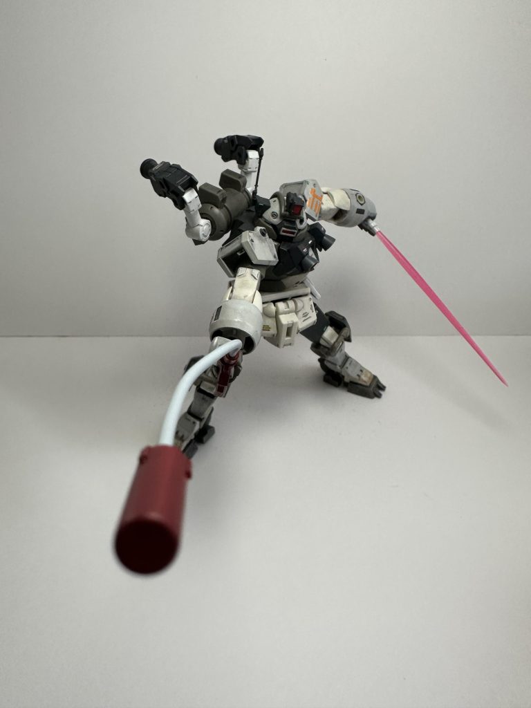 最後に、白兵戦用のEMPロッド(ウミヘビ)&ビームサーベル装備です。(ビームサーベルはバックパックに標準装備ですが)実はウミヘビの先端部は、ボールペンのSARASAのノック部分です。笑