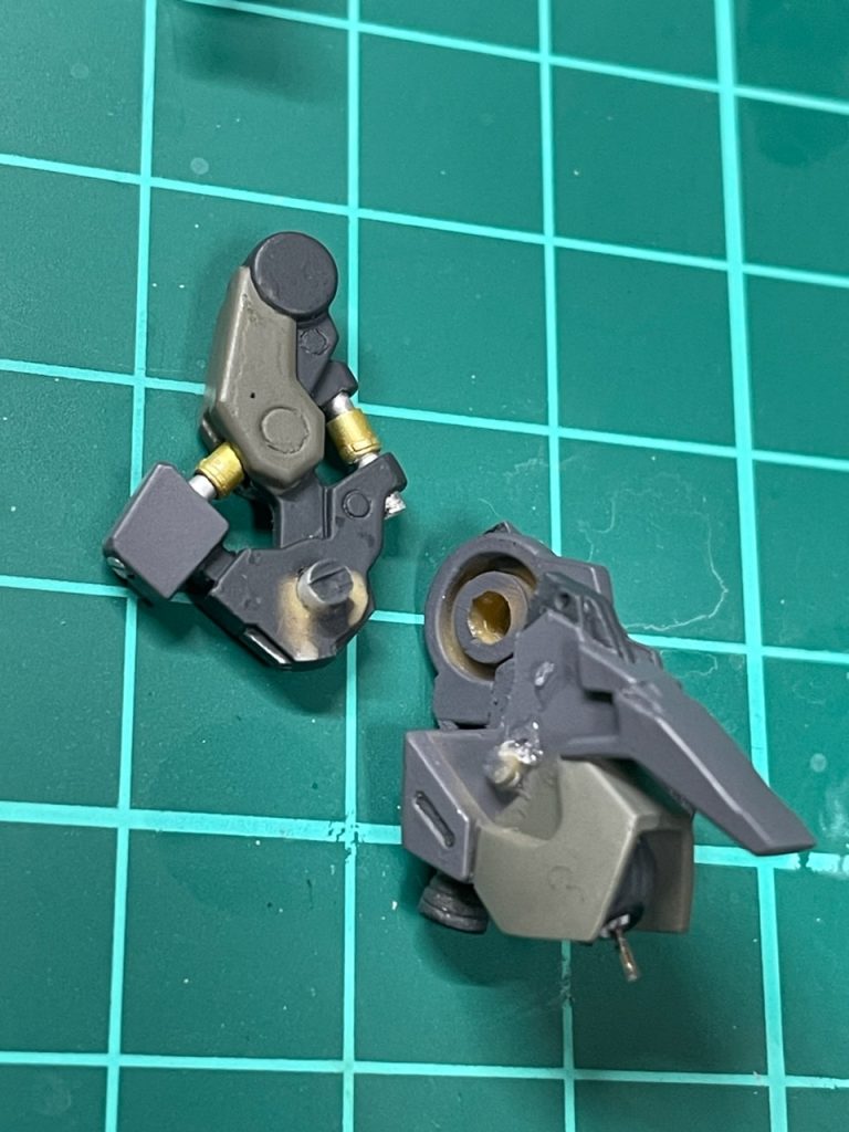 外側アーマーの取り付け穴を軸穴としました。内側アーマーの方はカットです。