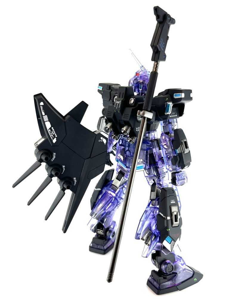 バックパックはペイルライダーDIIのものを使用。両サイドのビームサーベルマウント部分を切り落とし、3ミリ穴を空けて右側にビームサイズマウント用のパーツを、左側にトーリスリッターのスラスターバインダーを取り付けています。ビートサイズマウント部はトーリスリッターの肩部サブアームのクロー部分を使用し、コトブキヤのボールジョイント受けを介して接続しています。片側だけスラスターバインダーにしたのはアシンメトリー機にしたかったからです。νガンダムのデザインに脳焼かれてるので。バーニアやダクト、関節部、両腕両脚の武装マウント部はガイアノーツのスターブライト系塗料を使って金属感が出るようにしました。