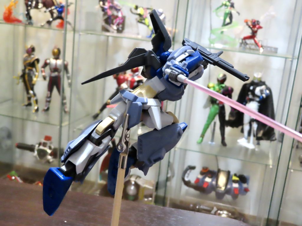 アートナイフとやすりで整形。