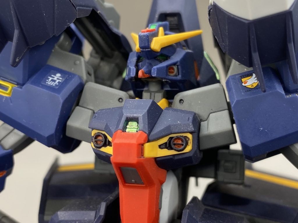 塗り分けがものすごく大変で細かいところは新品の爪楊枝で塗装しました。胸のグレーとそのグレーの中の赤色の塗装や顔の小さい箇所の赤色の塗装などですね。その甲斐あってきれいに部分塗装できたと思います。