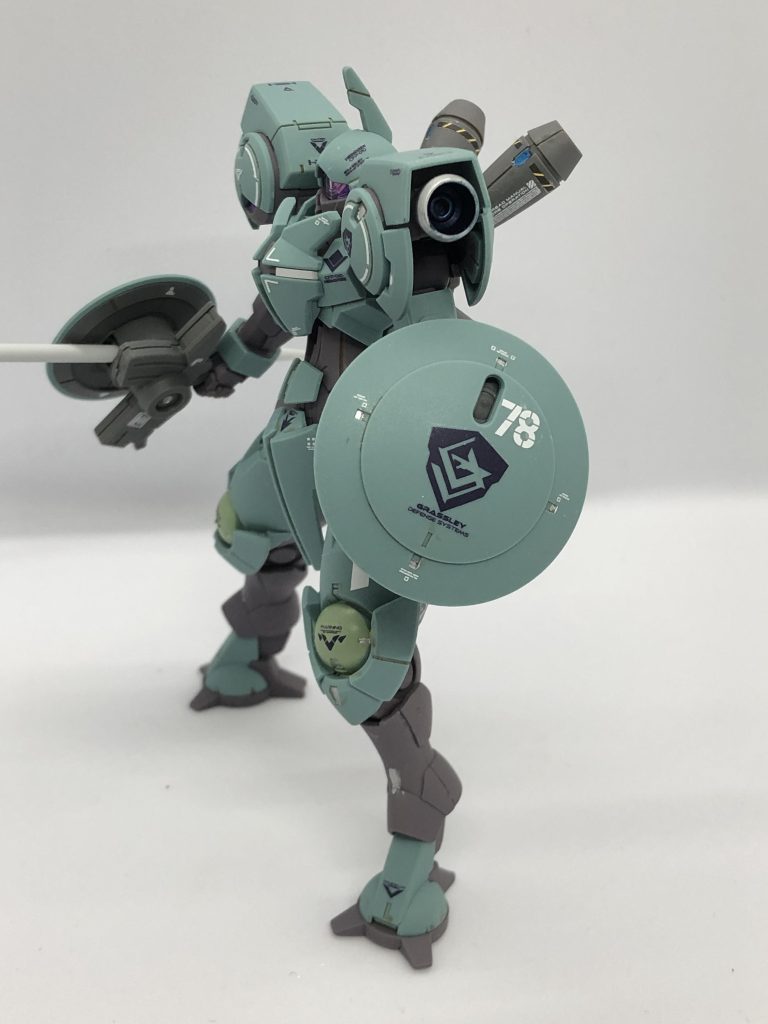 右側面から。 シールドには大きくグラスレー社のデカールを。今回はスジボリ無し、デカール少なめにしようと考えていたのでシンプルにまとまって良かったです。大きいデカールも貼りやすく、個性が出そうなところですね。