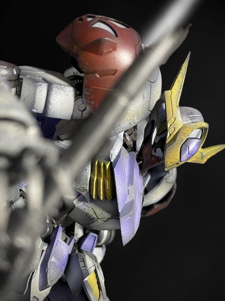 腹部?脊椎?を5㎜くらい延長、手首を市販の物に交換、ボディの青い部分を紫に変えた以外はキットのままです。久々の1/100スケールでしたが…デカくて老眼持ちには優しい❤️