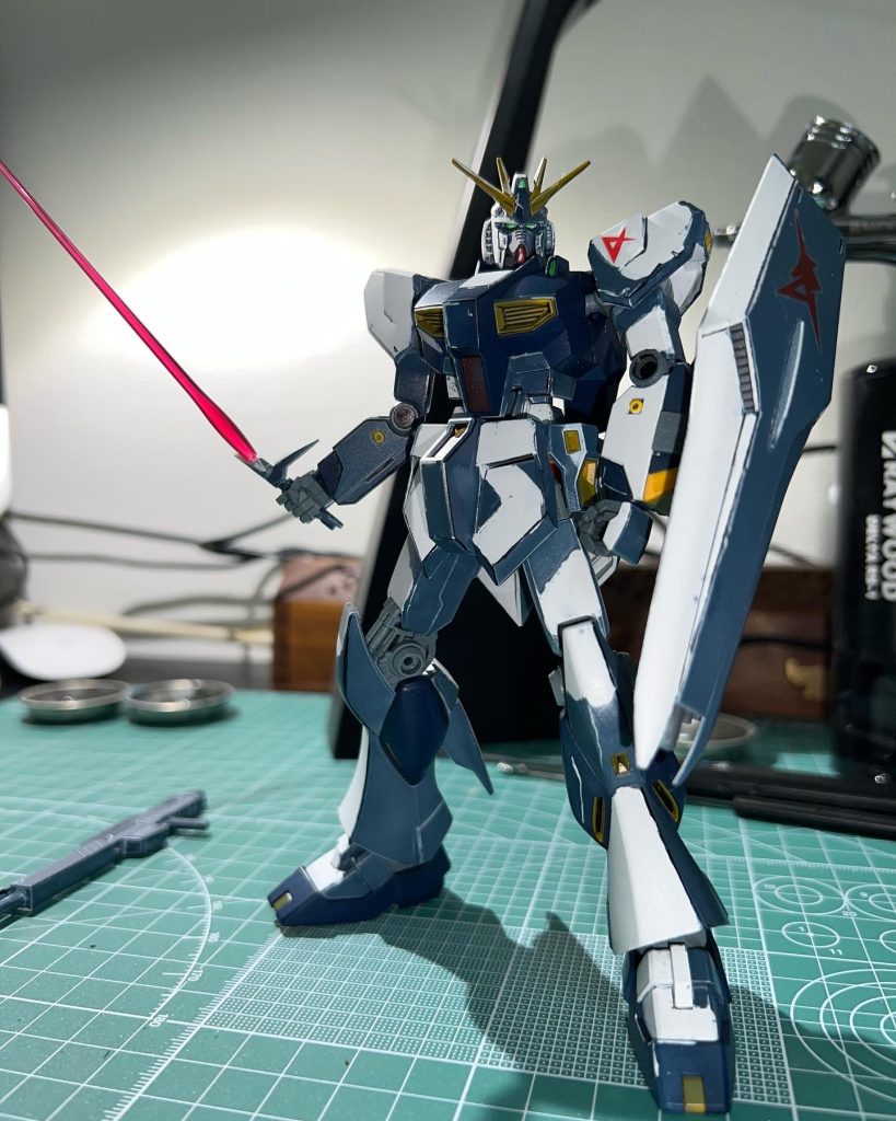 HGUCのZガンダムからビーム刃をお借りしてます。あと数十円高くても良いのでビームサーベルの刃先は欲しかった。でもこの価格でのクオリティはバンダイ流石!と思いました。入門編として手に取りやすい価格に調整してるんでしょうかね?