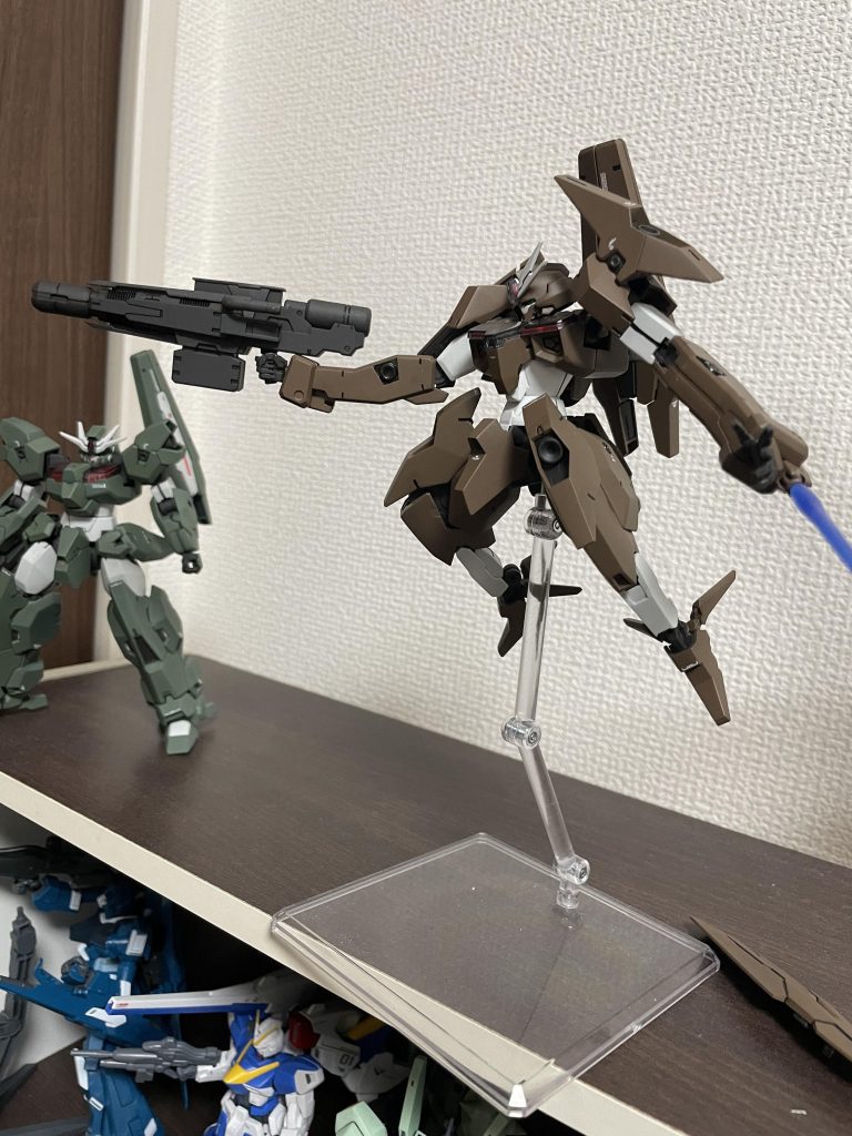 ソーンはシールドない方がお好みです。今回の改修はウルと同様に腰は上半身側の白いパーツで2ミリ延長しました。