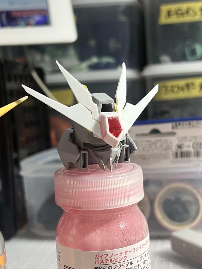 頭はクロスシルエットのZガンダムを芯にプラ板にて製作です。パテは傷消しのみ使用してます。