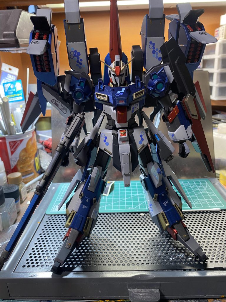 もちろん、換装可能です!ゼータガンダムカラーが似合う!自立可能なように真鍮線補強しました。フルハッチオープン!