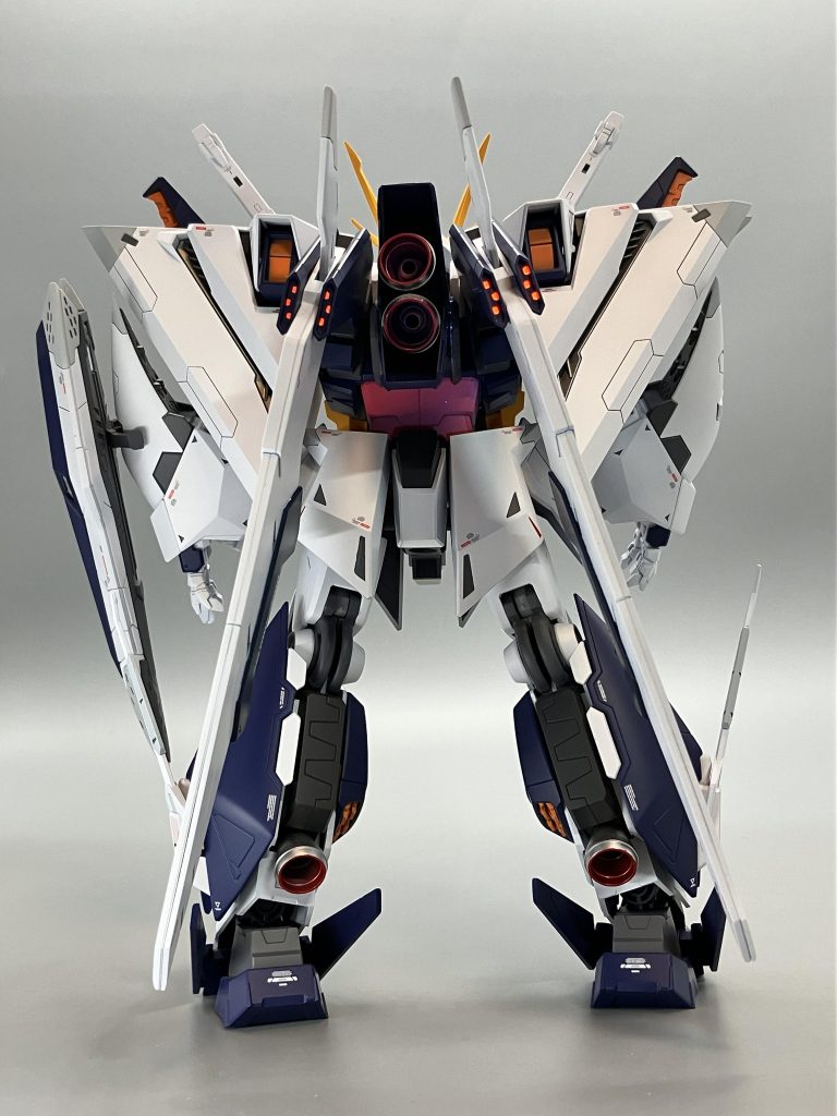 バックショットです羽の繋ぎ目は段落ち処理、羽のバーニアの赤もハセガワの蛍光レッドデカール。バーニアはクリア塗装無しのシルバー吹きっぱなし