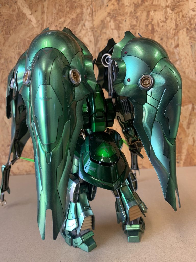 リアスカートも分割しました。こちらもなんちゃって展開です。下地メタリックの色を変えて色分けしました。濃い緑はしっかり色分けできたけどうすい緑はちょっと微妙です。もっとはっきり色分けしたかったんだけどな…ムズカシイ…