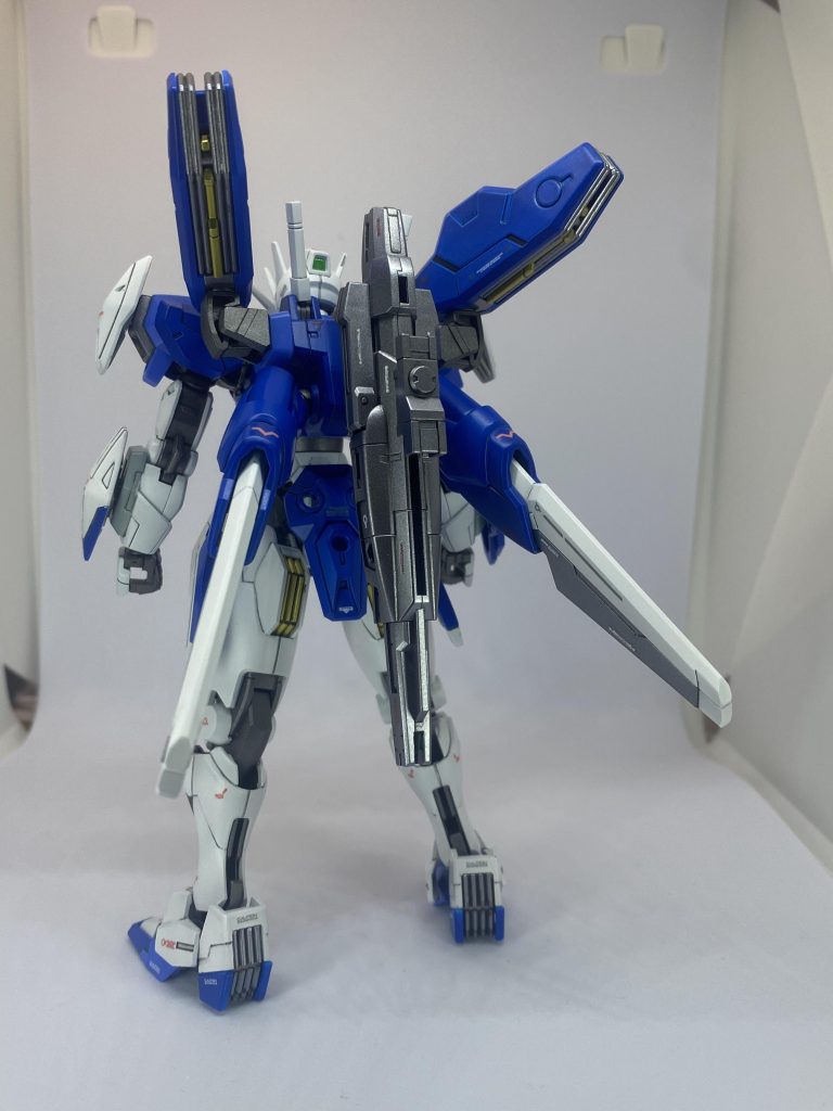 ガンダムデカール 水星の魔女汎用1のガンダムエアリアル用と市販のコーションラベルを貼っています。殆ど手を加えていませんが、膝の部分の合わせ目は段落ちモールド化したのとバックパックの肩部分の合わせ目は処理しました。