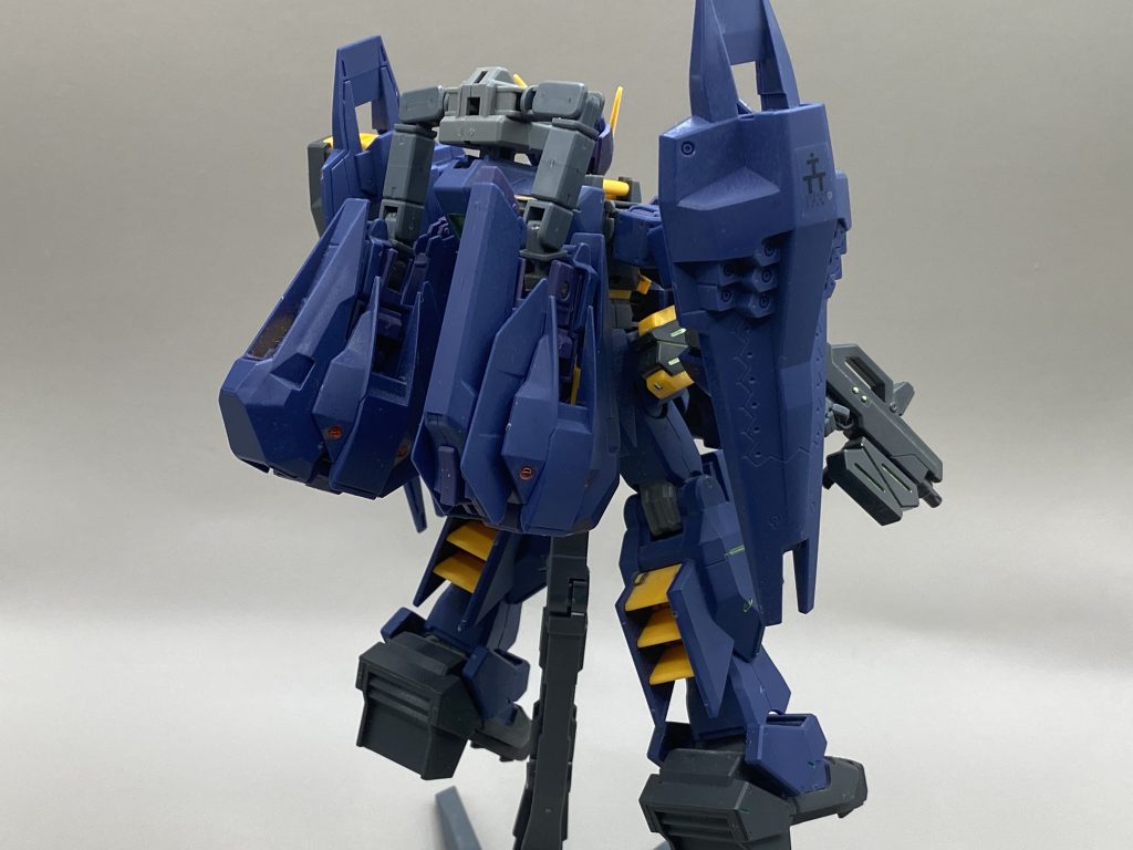 全身を前後からベースがヘイズル次世代量産機になっているのでヘイズルIIの華奢さはなくガッシリとしたスタイルに仕上がってます。いつもの部分塗装にスミ入れとつや消しを吹いてフィニッシュです。