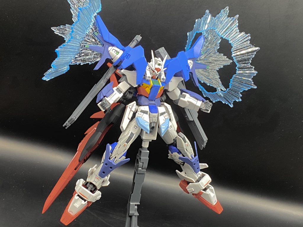 肩と腰の翼を展開してトランザム・ラスティングを発動形態2つの翼をトランザムに同調させることで発動する通常のトランザムよりも高い出力と機動力を実現するみたいな設定です！RGの光の翼が欲しかったです……