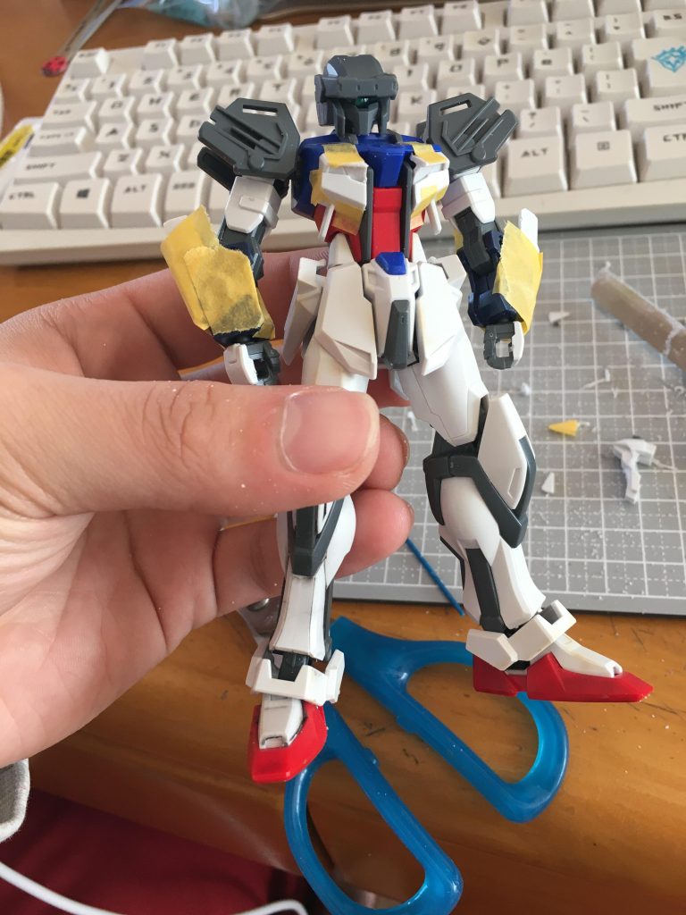 初期段階〜この時はジーラインをイメージしてということでスタンダードアーマーに近い形に近づけていきました。個人的にアサルトアーマーが好きなのですが細い、紙装甲の上に無理やり追加装甲を増やす感じが好きなので細身の機体から手をつけた感じです。