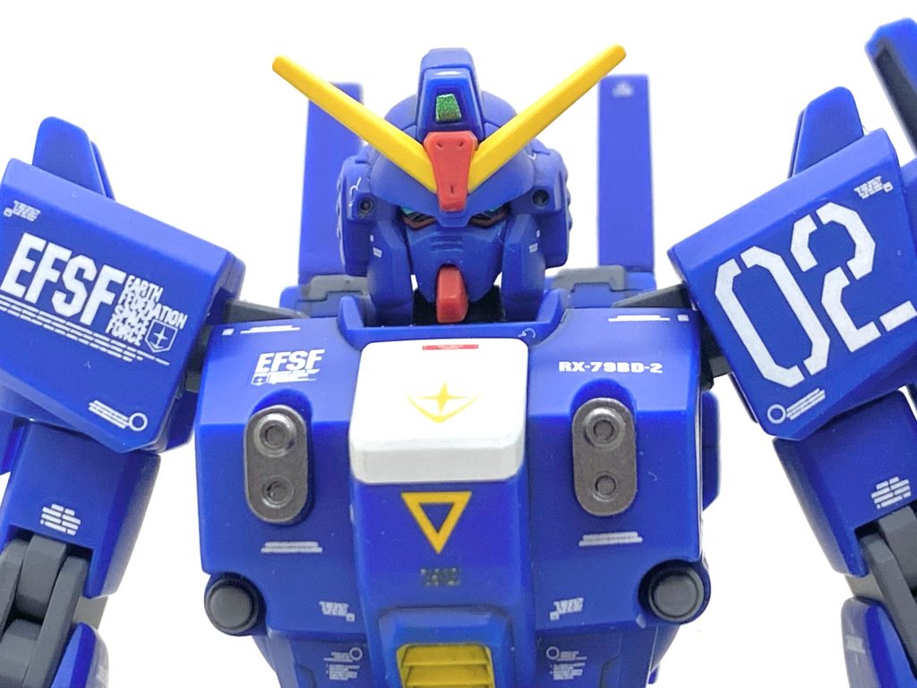 デカールはTHE BLUE DESTINY 汎用1のはほぼ使わず、余っていたベルテクス等の市販デカールを満遍なく貼り、カトキ風にしました。更に余っていたテトロンシールも多く使っています。肩やシールドのEFSFマークはガンダムホビーライフ付録ので市販には無いカッコいいマーキングで大変ありがたく迷わず使いました。