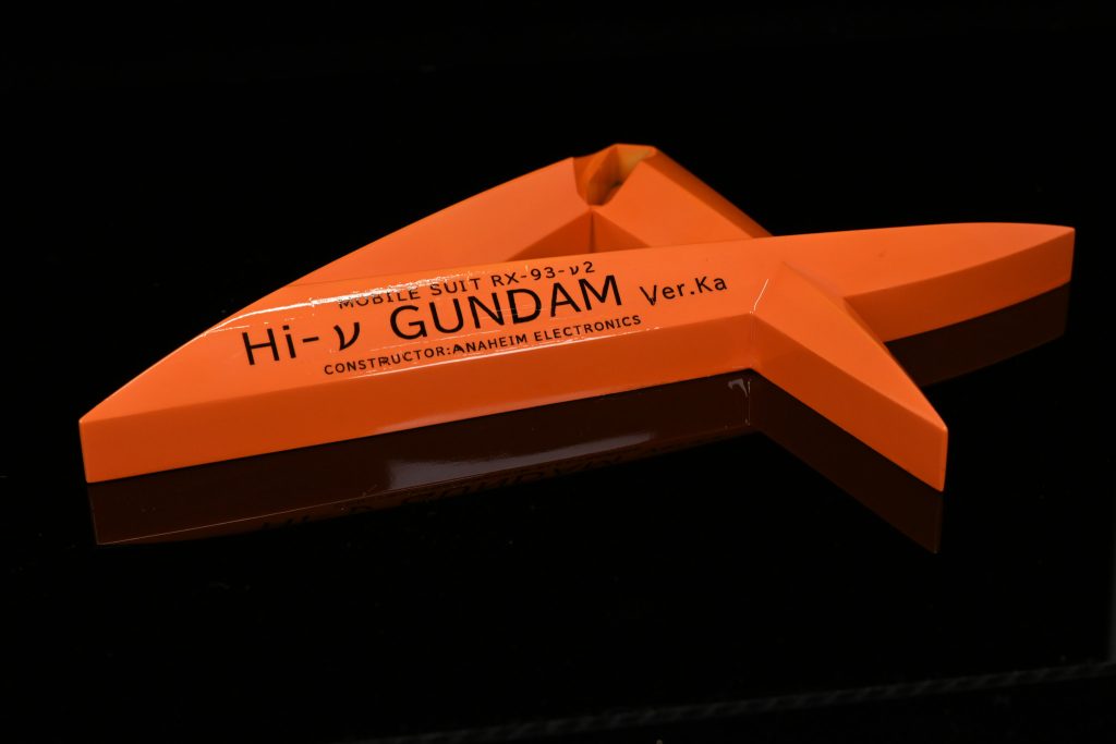 付属の台座に自作デカール。