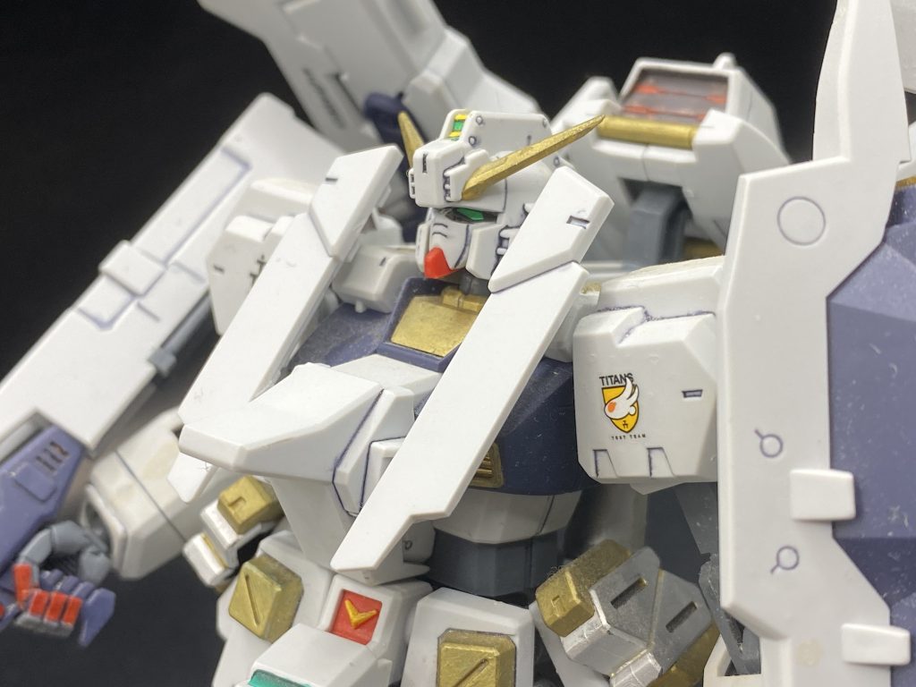 部分塗装は黄色のパーツをゴールドに指先を赤に塗ってみました