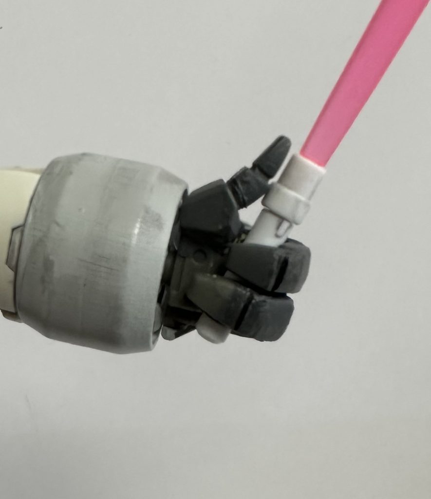 ビームサーベル持ち手は、平手をベースにパテでセミスクラッチしています。地味に大変なポイントでした、、、