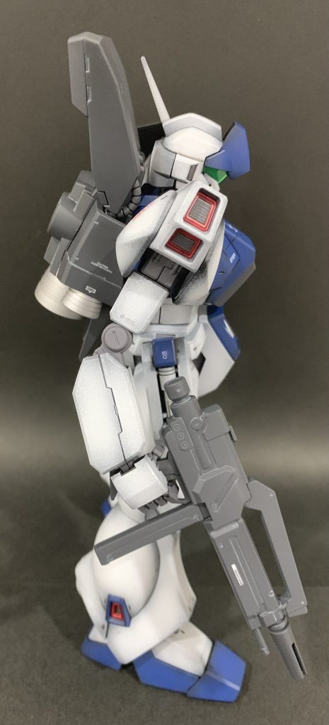 サイドショット。ホワイトディンゴのマークを引き立てるため赤は極力少なく、ダクト類、ミサイルくらいにしようと思ったんですが、なんでかビビって？口も赤くしました。