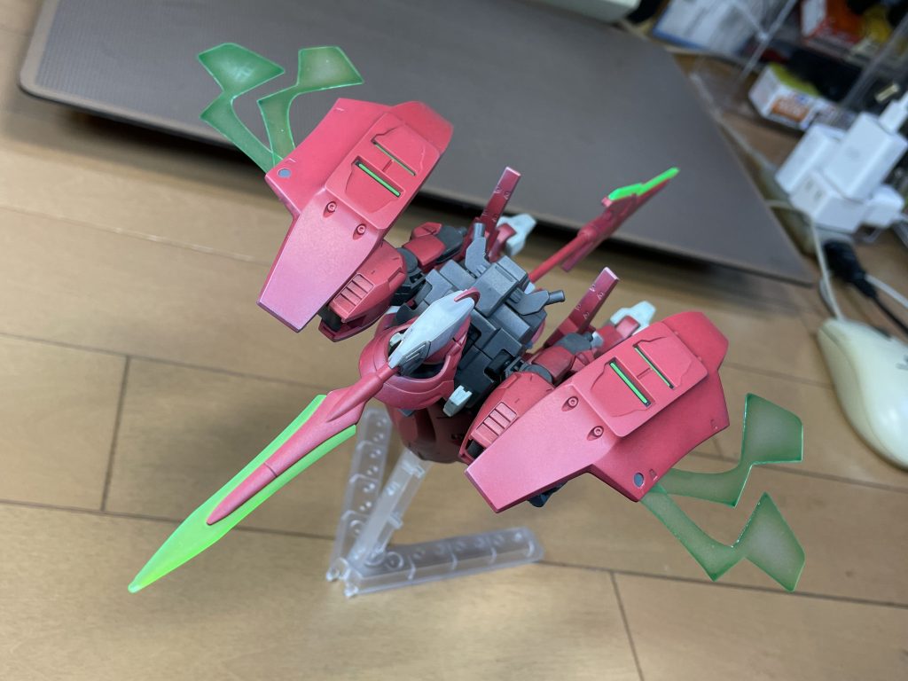 オーラバトラーのような羽を取付けて、基本は成形色で、スミ入れとパステルで陰影と光を付けただけです。