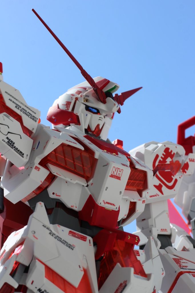 使用したキットはメガサイズモデルです。今回も随所に自作デカールを添付し、キャラのイメージを表現しました。また、お台場実物大ユニコーンガンダムのスケール感を再現するために1/144HGUC用のデカールも大量に使用しています。