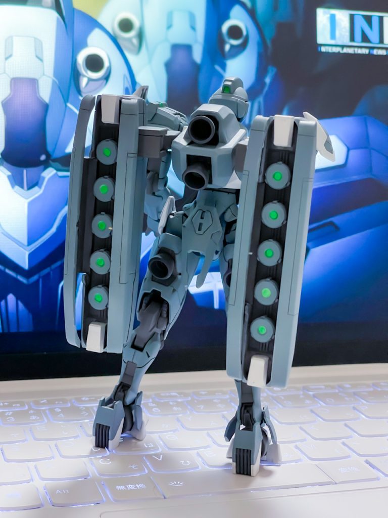 後部ビットコンテナ特徴的な後部バックパックのビットコンテナは2軸ヒンジ機構を搭載して開閉動作が可能になっています。また、ビットは取り外しが可能でエフェクトパーツを取り付けることでビット射出状態を再現することが可能です。