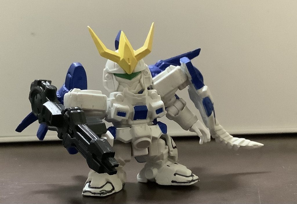 まずはトールギスⅢから。色分けとディティールが凄いですね。メガキャノンは持ち手が取り外せないので右手だけの装備になっています。なんですが、角度を調節しないと後ろのバーニアと干渉しますね。シールドは持ち手も何も無いので右肩に取り付けることが可能。後ろのバーニアも可動します。