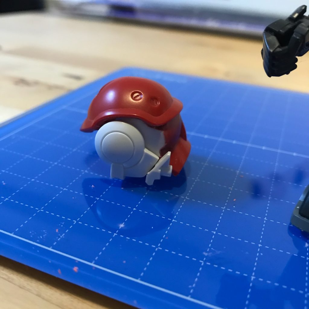 頭部製作②プラ板0.5mm貼付けとHGエクシア膝貼付け