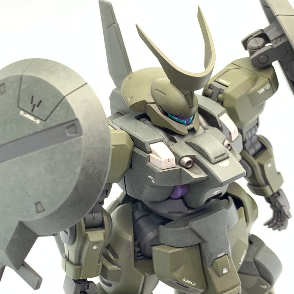 ミリタリーテイストなカラーリングにしてみました。本体色はファレホのロイヤルパープルを下地に水性ホビーカラーのロシアングリーンを筆塗りです🖌