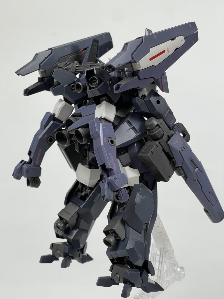 バーニアがよく見えるのは真後ろですが、やっぱMSはナナメがかっこいいすねちなみにカラーリングは最初統一しようとしてたんですが、ミキシングが馴染みすぎて合体させた感が伝わらない恐れがあり、ウル部分とソーン部分で色分けを継承させました。悪役なので赤ツインアイというのも譲れないポイントです