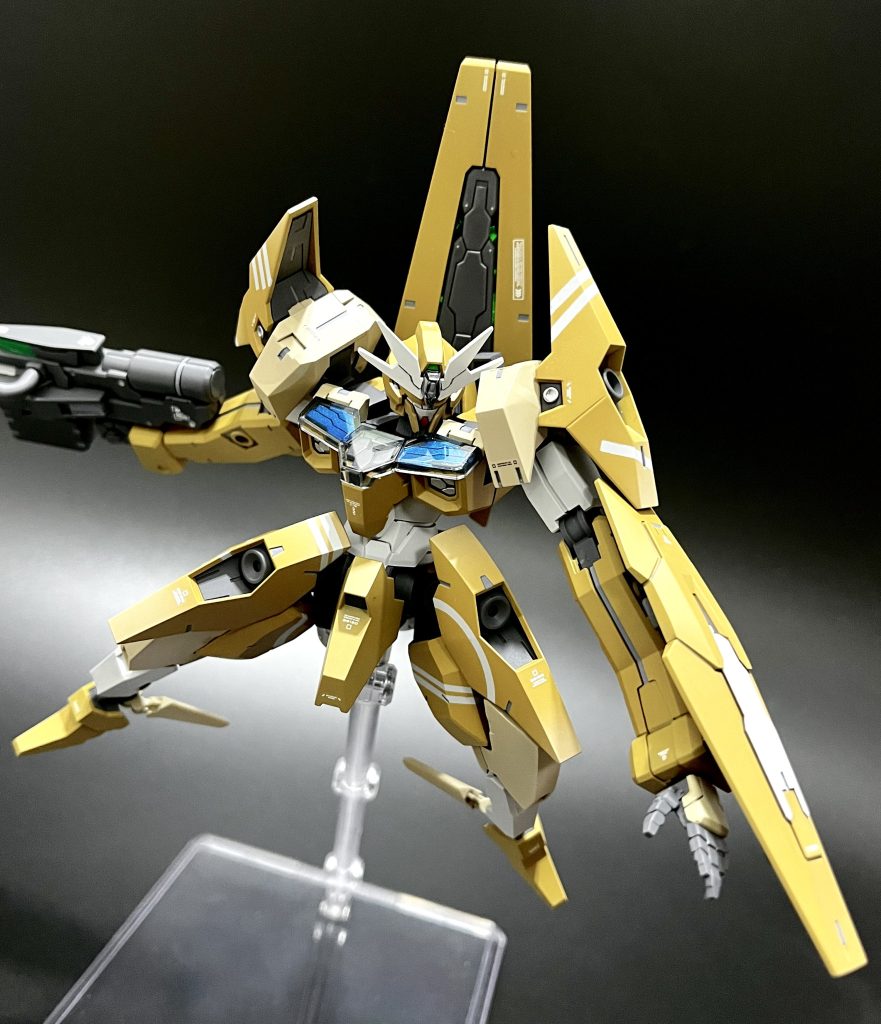 動きをつけるとカッコいい機体ですね!足以外はかなりカッコいいので、ミキシングしたらカッコよさそうですね!未発売のウルソーン量産型っぽいやつの下半身とか(キュリオス・デュナメス系の追加装甲としてパーツ取りするのもいいかも デザイナーさん一緒ですもんね!)