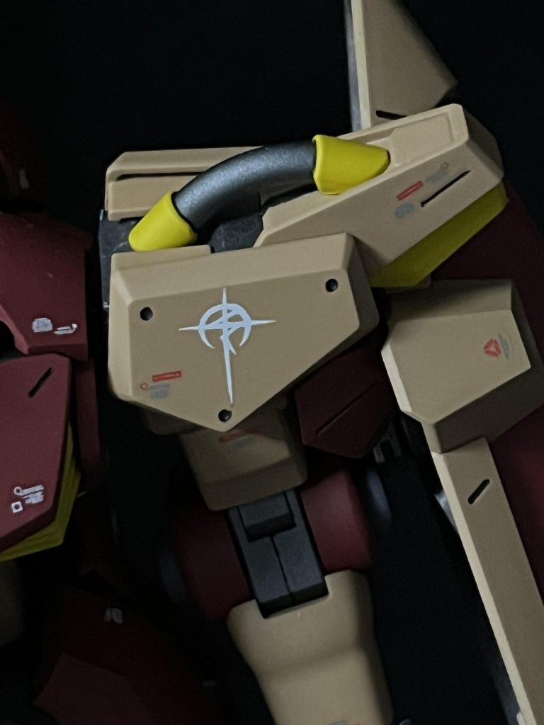 左肩パイプ両端の黄色を塗る(マスキング)が地味に面倒でした。シールは絶対剥がれてくるだろうと思いまして…_:(´ཀ`」∠):_