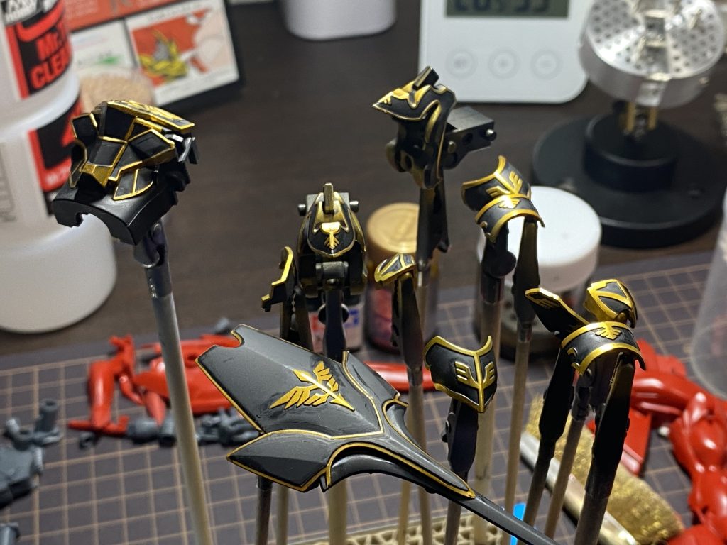 エングレービング塗装は下地ゴールド→エナメル黒、エナメル溶剤でゴールド出したいとこなぞるというスタンダードな方法を選択。エングレービングのゴールドを塗った後にトップコートやっとけばよかったと後悔…黒をふき取ってたときに下地まで取れてしまい、何回か筆塗りリカバーしました。ゴールドもツヤが無くザラっとした見た目に( ´•̥×•̥` )黒がちょっと筆ムラありましたが、半光沢トップコートしたら馴染んで目立たなくなったので良かったです。つや消しは筆塗り難しい…(；´Д｀)