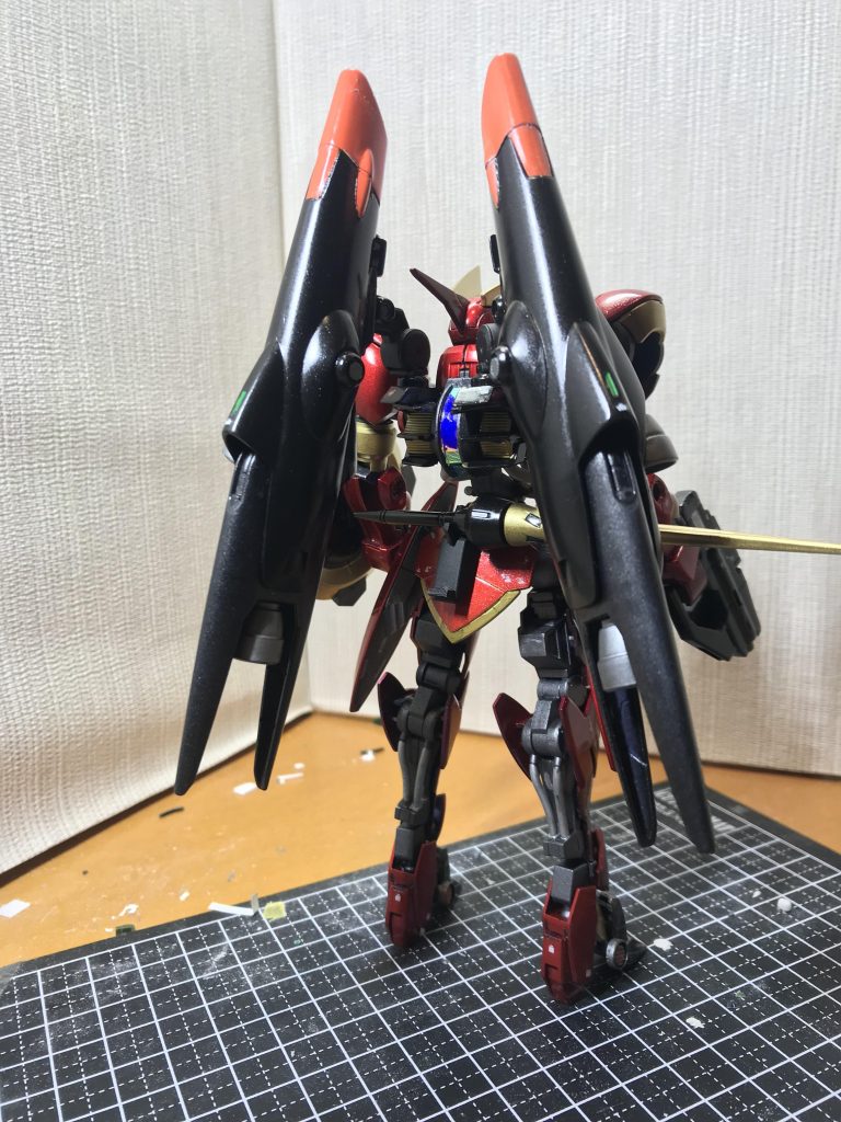 腰アーマーに武装をマウントできるようウェポンラックを自作しました。キマリスブースターはレギンレイズのブースターを改造して取り付けました。ブースターを付けても転倒しないよう踵をミカエリスの物を取り付けました。