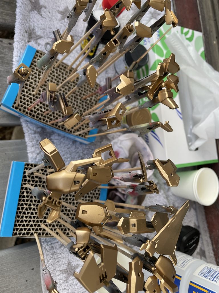 今回の塗装に関しては、黒サフ1500→レッドゴールド→クリアゴールドの順で吹いています、ゴールド以外は、レッド紺色(ティターンズブルーllかな?      足のフレームパーツは、ガンメタで仕上げてます!この写真では、レッドゴールドまで塗装したところですねこれでも完成してもよかったんですがこれだとなんか味気ないと思い、クリアゴールドを上から吹きました!