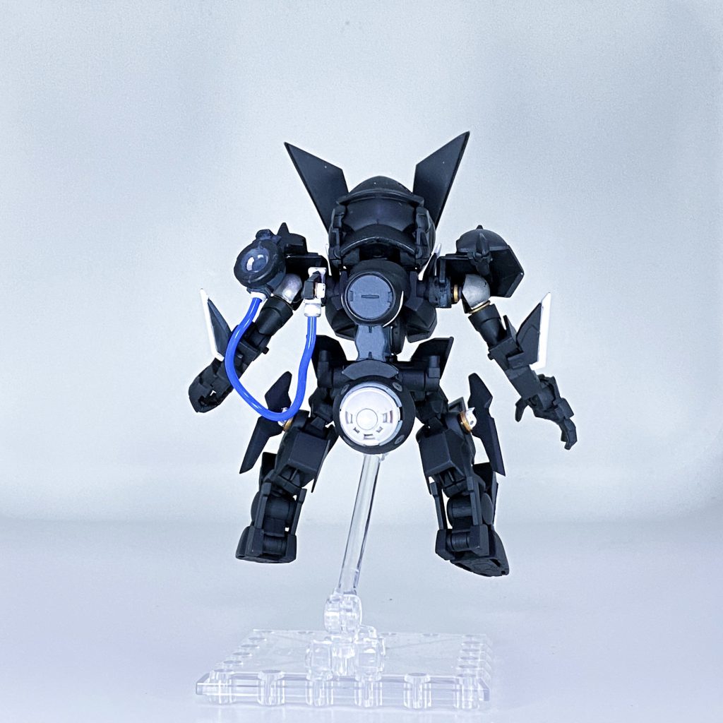 背面のパーツはスサノオから移植です。ドライブはRGエクシアから強奪したオリジナルGNドライブが搭載されています。ドライブの基部はジンクスから。