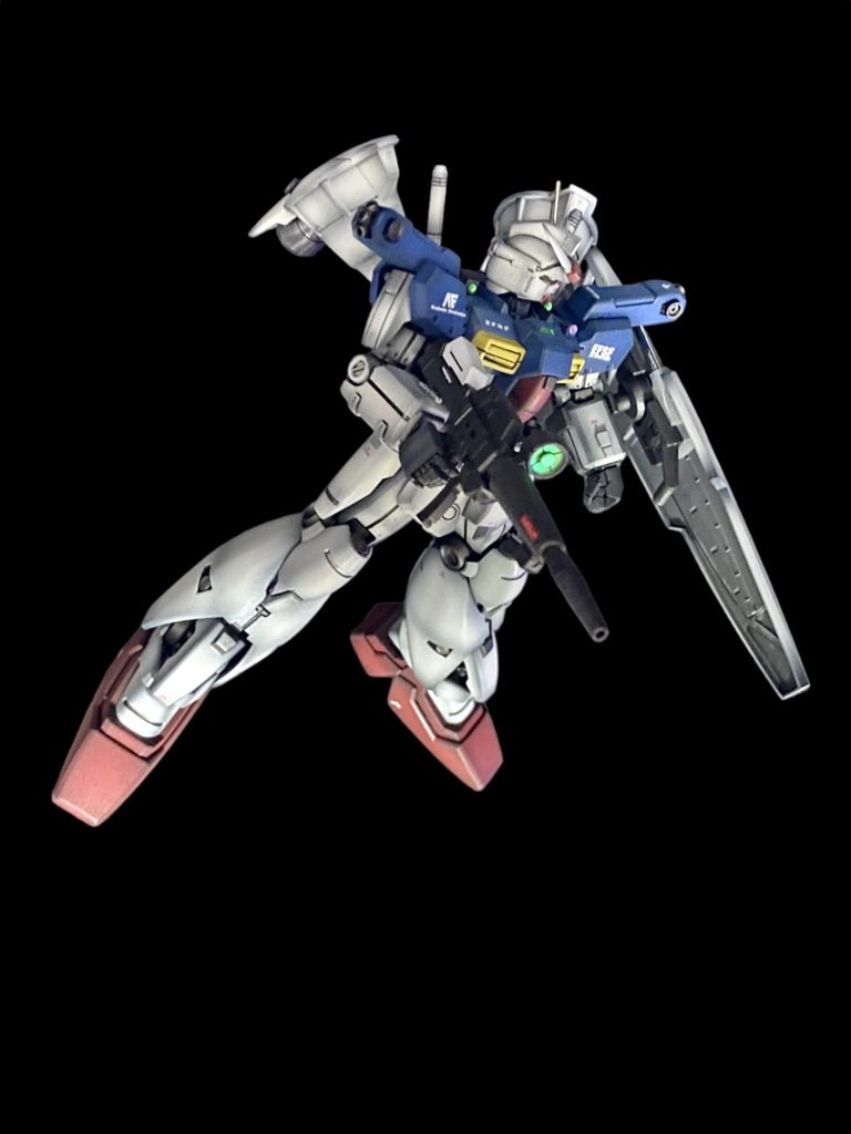 胸と肩の先端のスラスターは全閉状態にしてます。あと胸中央のV字マークは削り落としました。塗り分け面倒だし、正義の味方みたいで嫌だったので❗️