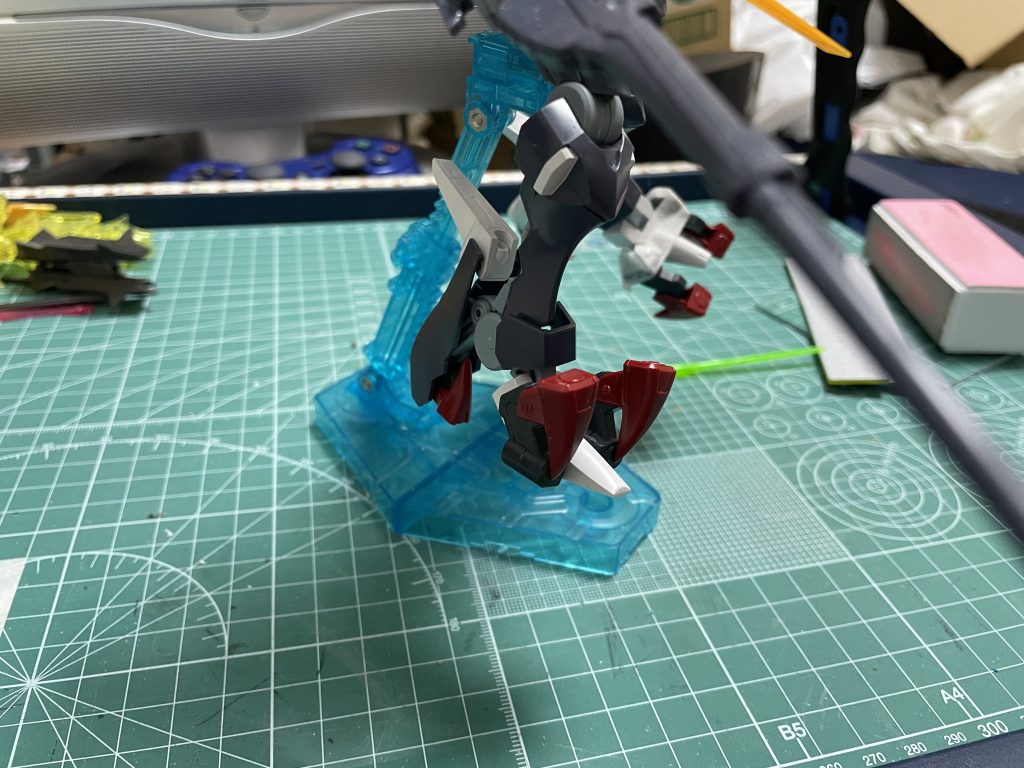 クローは頑張ったお陰で可動式に出来ました。こちらは閉じている状態。