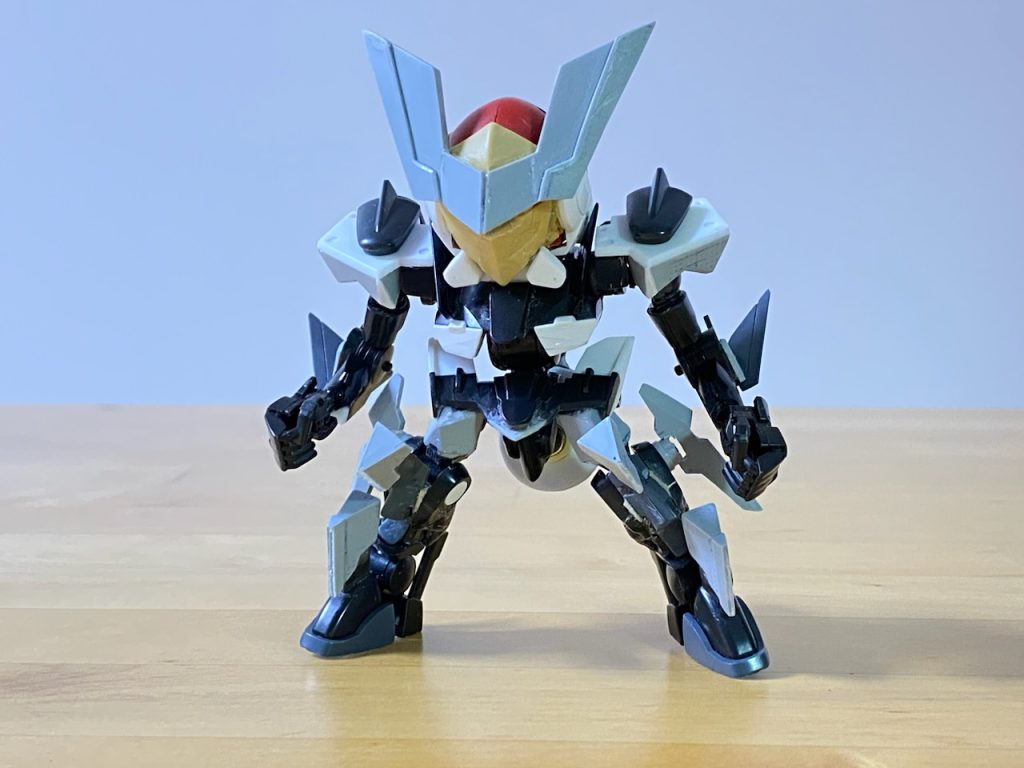 塗装前頭部はベースにSDEXシナンジュを使ってます。そのままだと胴体に対して幅が広いので幅詰めしてます。センサー部はパテで作った後、ゴールドで塗装。上からクリアオレンジに着色したUVレジンを盛ってやすりで成形してます。硬いのでペンサンダー推奨。目はレジンに直堀。溝に合わせて切った蛍光の付箋を貼り付け。上から無色のレジンを盛って、周りと高さが同じになるまでヤスリ！最後に薄くレジンを塗れば透明度は意外となんとかなります。GNフラッグへの細かい形状変更はプラ板頼り。