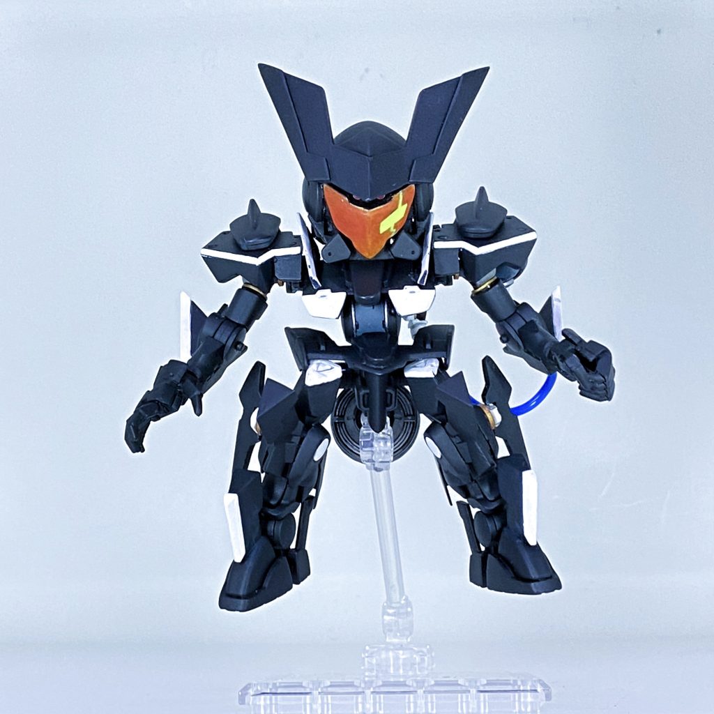 正面頭身についてですが、まず腹部はいじってません。太ももと膝周りと脹脛を切り詰めて頭身調整してます。足の取り付け位置調整もしてないです。腕部は上腕と二の腕どちらも短縮です。肩幅に関しては片側2mmほど逃がして頭部の干渉を避けるのと肩幅を広げることで全体のバランス調整をさせてます。