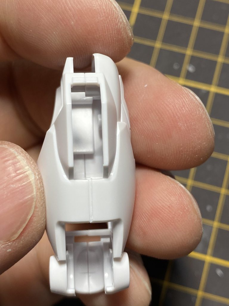 膝パーツの合わせ目の段落ちモールド化