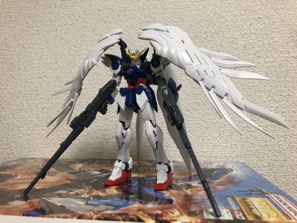 というわけでいつものレビューもどき。自立に関しては後ろが重いので翼で自立してる感じ、これはまぁ今のキットでもままある。プロポーションはなんか身長短く感じましたけど、翼付けたらそんな気にならなくなりましたが、元のウィングが身長短いのかそれとも構造上の問題なのか… 